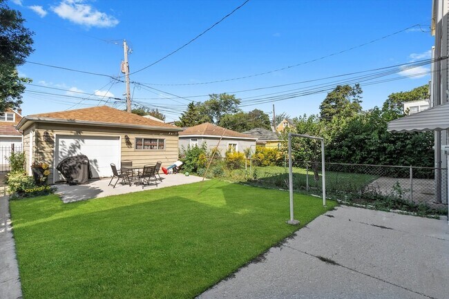 Building Photo - 2246 N Leamington Ave