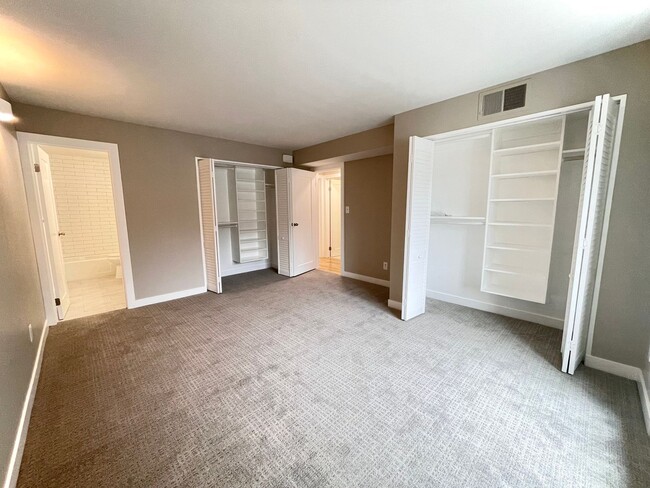 Building Photo - Upgraded 2-Bedroom Condo Near the Universi...