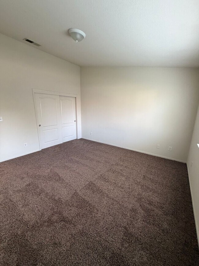 Building Photo - Three Bedroom Two Bathroom House for Rent