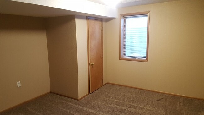 Building Photo - Great home, lots of space, fully updated, ...