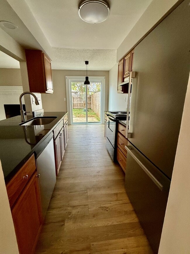 Building Photo - 3BD/2.5BA Brick Townhouse in Washington Commons off of Great Neck! Renovated throughout!