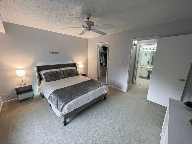 Building Photo - Fully Furnished And Stylish 1 Bedroom 1 Ba...