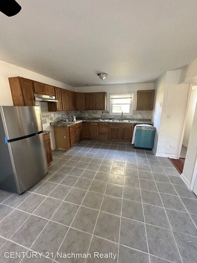 3 br, 1.5 bath House 18 W Kelly Avenue 18 W Kelly Ave Hampton VA 23663 Apartment Finder