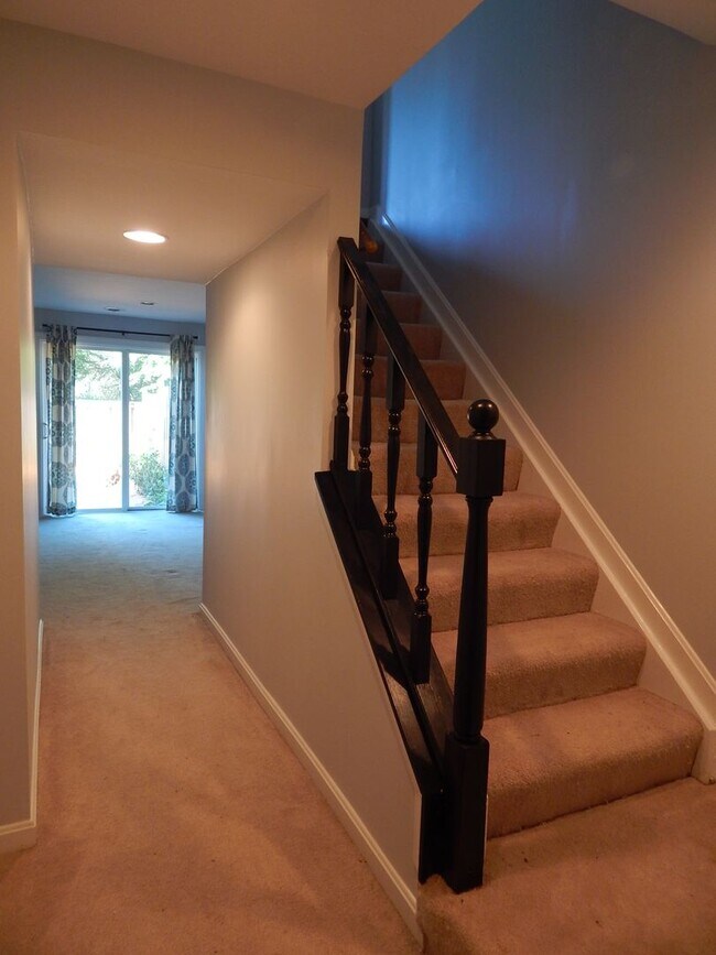 Building Photo - Cozy TH in Great Alexandria Location!