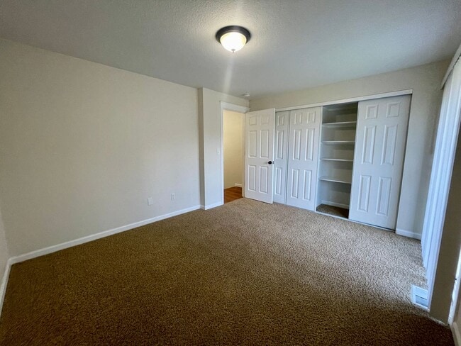 Building Photo - $500 off First Month's Rent- Updated N. Richland Townhome, Short Walk to the River!