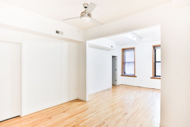 Building Photo - Nice Wicker Park 2 Bed. Big Bedrooms. All New. Close to the EL. Laundry. Free Internet. Patio Space.