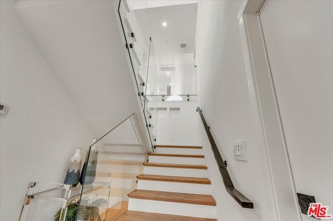 Building Photo - 10347 Hillhaven Ave