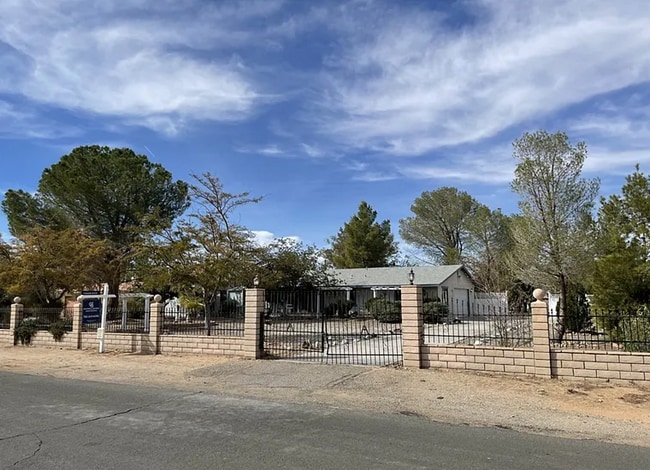 Building Photo - Spacious living, large yard, off street parking.  Available for immediate Move In