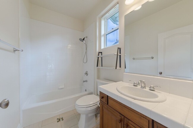 Building Photo - 935 Heron Cir