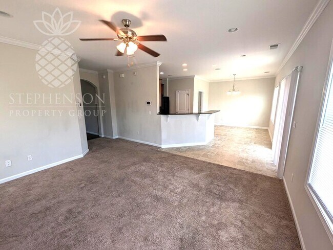 Building Photo - 4 bedroom 2.5 bath