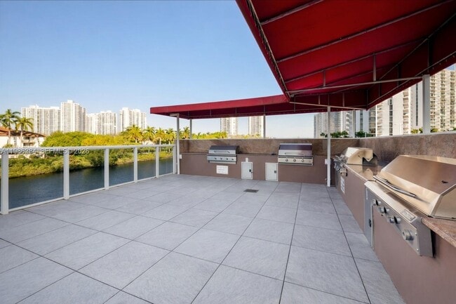 Building Photo - 3675 N Country Club Dr