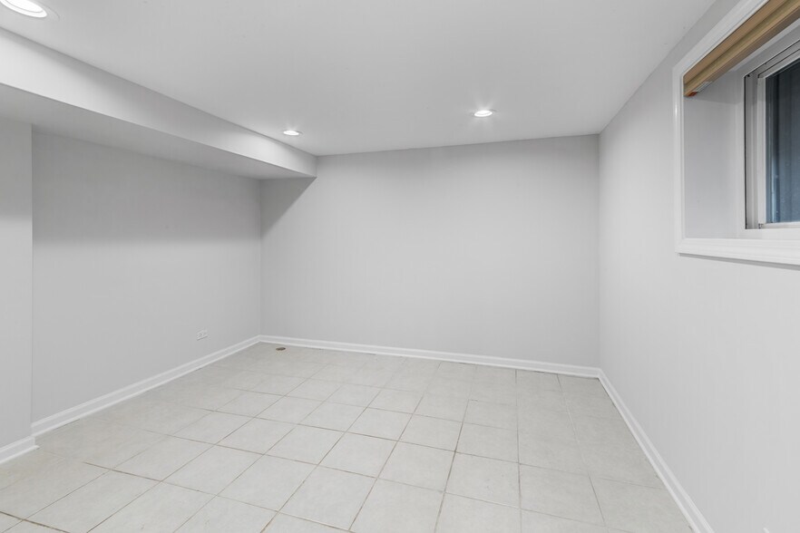 Building Photo - 2152 W Agatite Ave