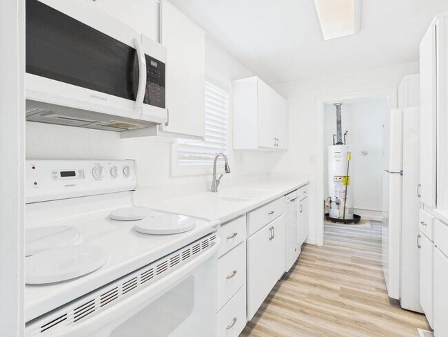Building Photo - Cozy 2 Bedroom 1 Bathroom Ranch style Home...
