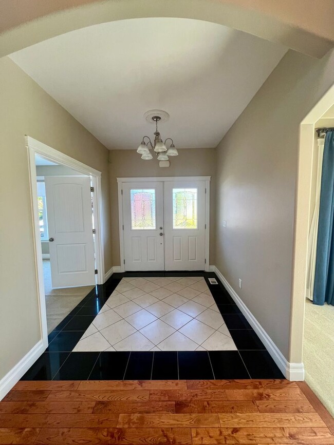 Building Photo - Beautiful 3 Bedroom in Private Community!