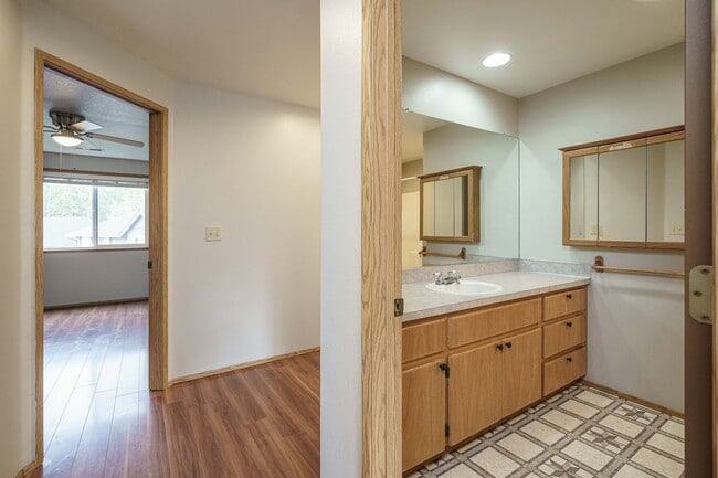 Building Photo - 3 Bedroom 2.5 Bath with workshop and fence...