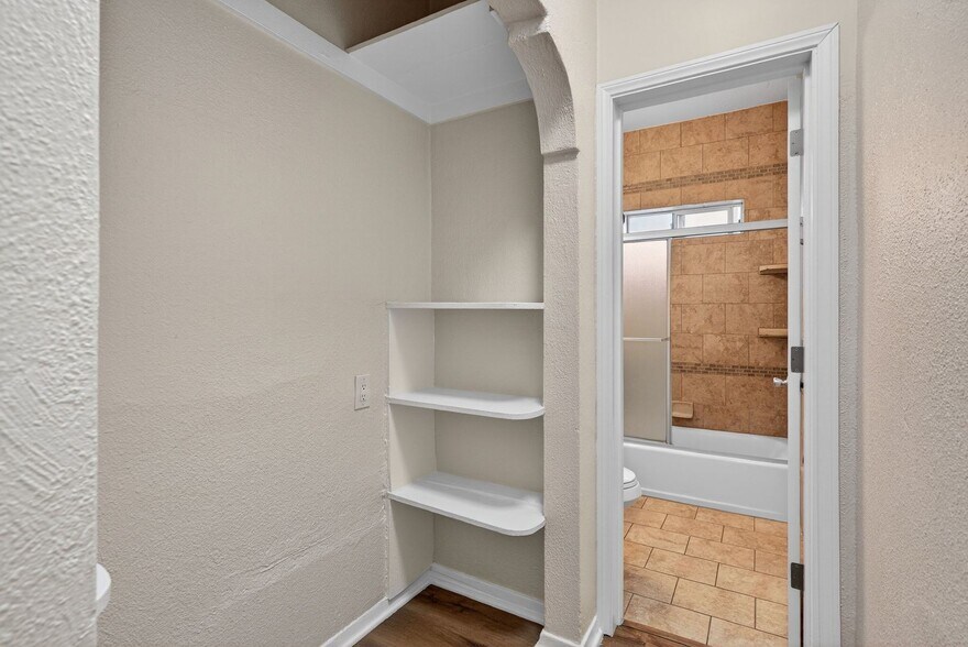 Building Photo - 1324 N Peterson Ave