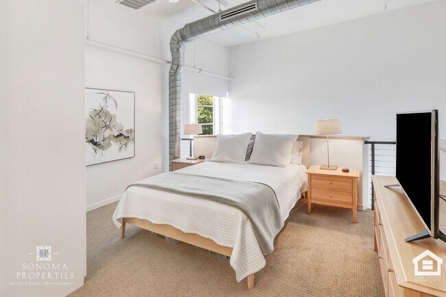 Building Photo - Modern 1BD/2BA Loft Just Minutes from Down...
