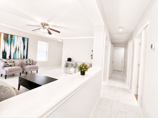 Building Photo - 8515 Westknoll Ln