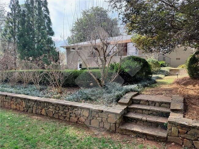 Building Photo - 140 Spring Dr