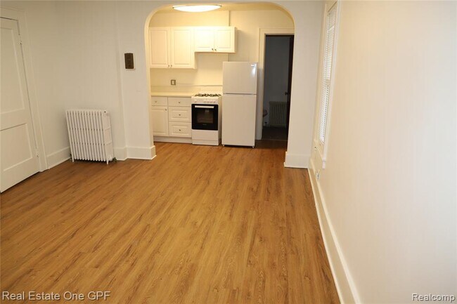 Building Photo - 271 W Maple Rd