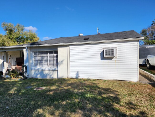 Building Photo - 349B HICKORY HEIGHTS - 2BD-1BA Near APSU and Downtown!!!