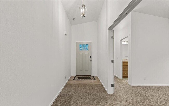 Building Photo - Great Location, Single Family Home, Post F...