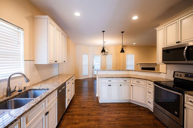 Building Photo - Stunning 6 bedroom 2.5 bathroom corner lot home in High Point with 2 car garage