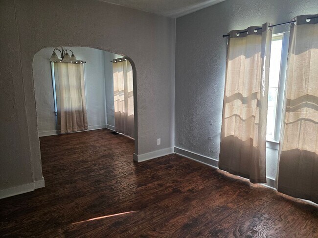 Building Photo - 3-Bedroom, 1-Bathroom Home with Basement – $1,195/Month - Accepting Section 8