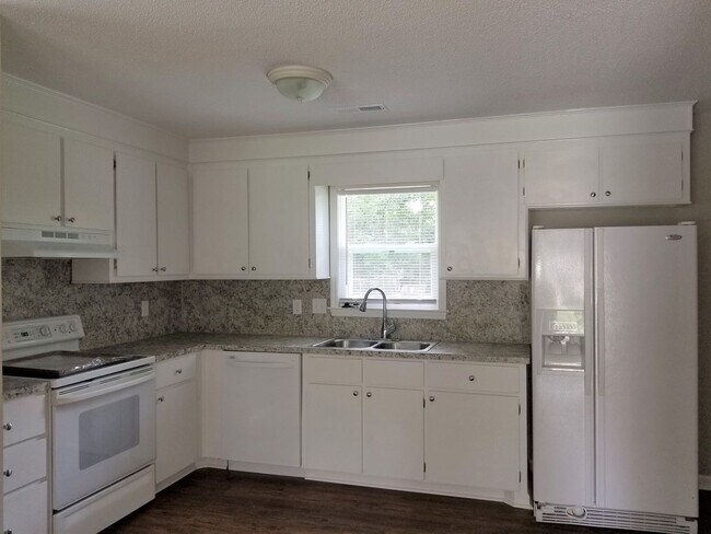 Building Photo - Brick Home in Goose Creek