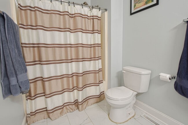 Building Photo - Pet Friendly Five Bedroom!