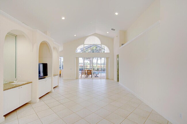 Building Photo - 6646 Oakmont Way