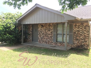 Building Photo - 3 bedroom 2 bath in an excellent neighborhood