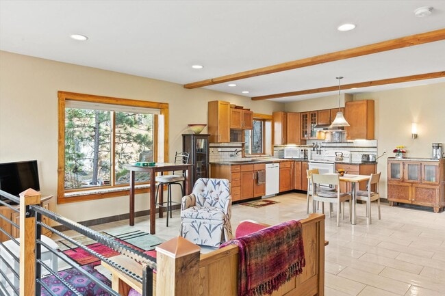 Building Photo - Fully-Furnished Short-Term Rental on South...