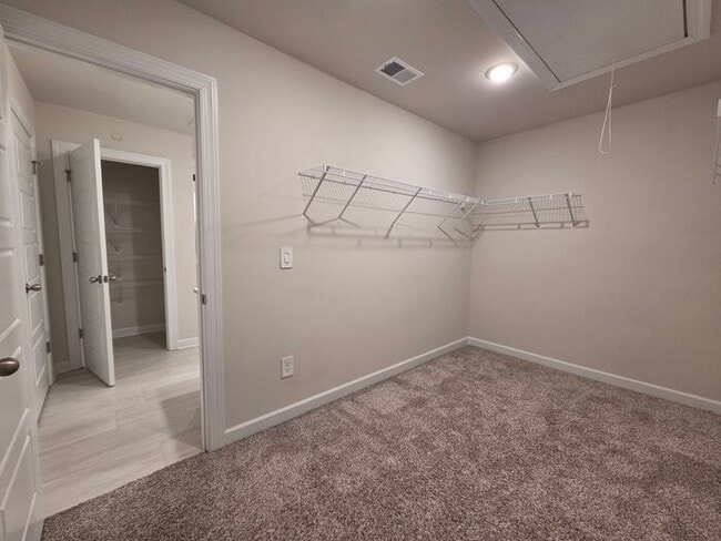 Building Photo - Beautiful and spacious! Ready for move in!