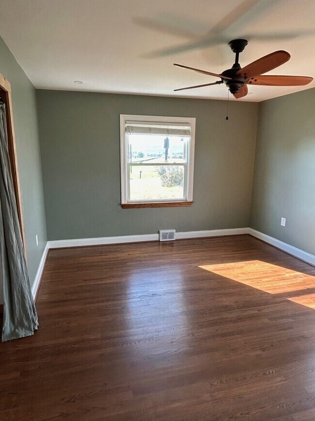 Building Photo - Remodeled rancher just outside of Frederick with stunning mountain views ready for you!