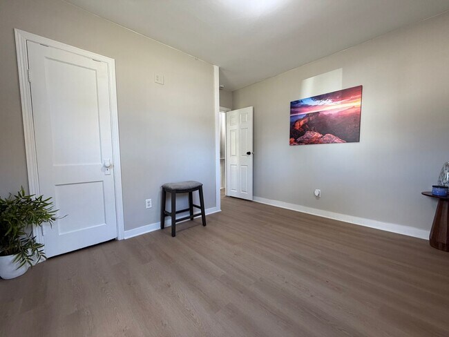Building Photo - Remodeled 3 bed, 1 bath home for rent in E...