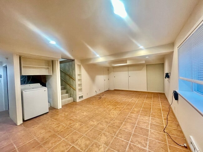 Building Photo - 3245 31st Ave W