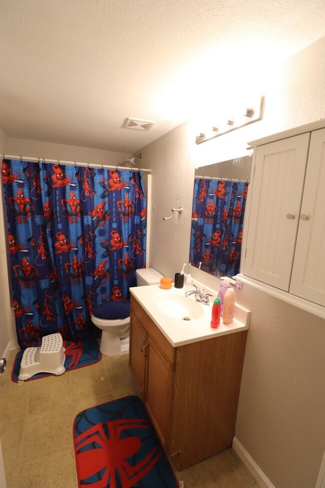 Building Photo - Spacious Town House for Rent