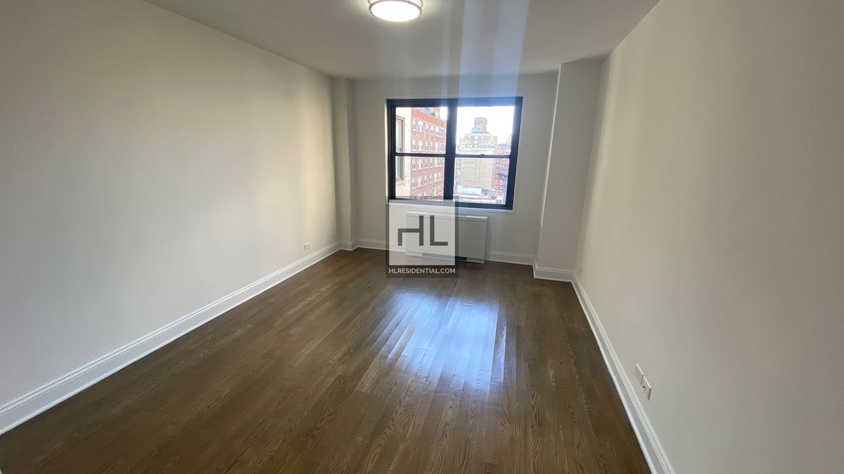 Building Photo - 5 AVENUE