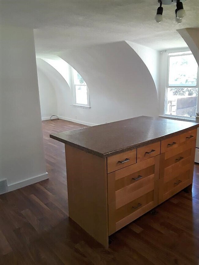 Building Photo - 376 S Pierson Ave