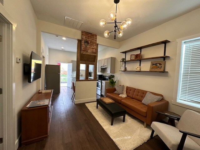 Building Photo - 835 S Edison St