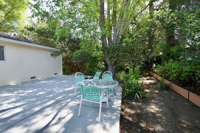 Building Photo - 868 Las Pavadas Ave
