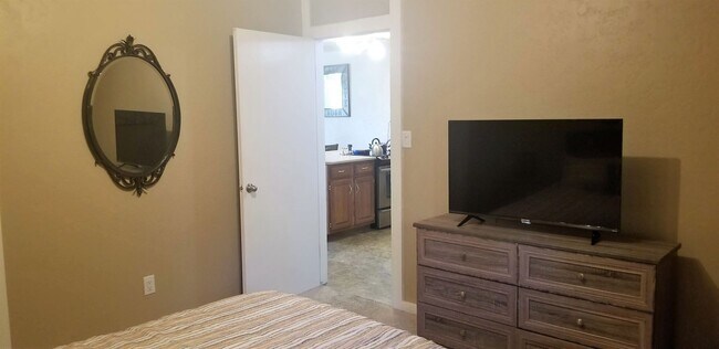 Building Photo - Winter Seasonal Rental- Silverqueen East 2414