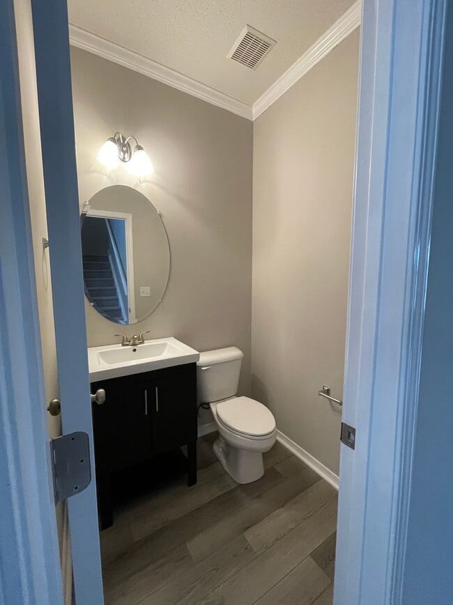 Building Photo - SPACIOUS 3bed/2.5bath TOWNHOME w/1st floor...