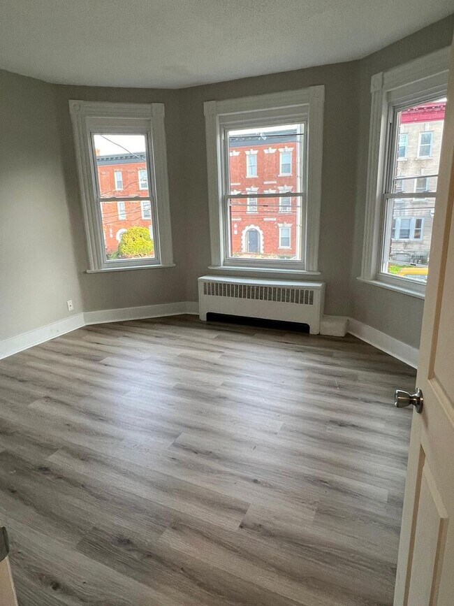 Building Photo - Newly Renovated 3 Bedroom Apartment