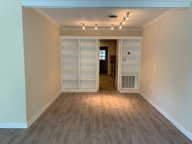 Building Photo - 1300 Garden Crest Cir