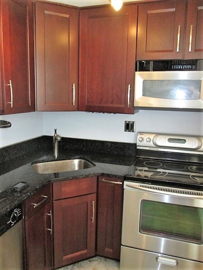 Building Photo - Charming 1 Bed 1 Bathr Condo In Much Sough...