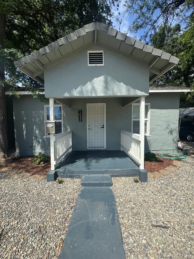 Primary Photo - CHARMING 2 BED 1 BATH HOUSE WITH NEW FLOOR...