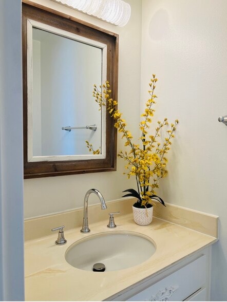 Building Photo - 100 S Doheny Dr