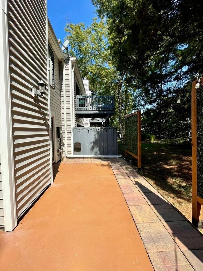 Building Photo - Yacht Cove